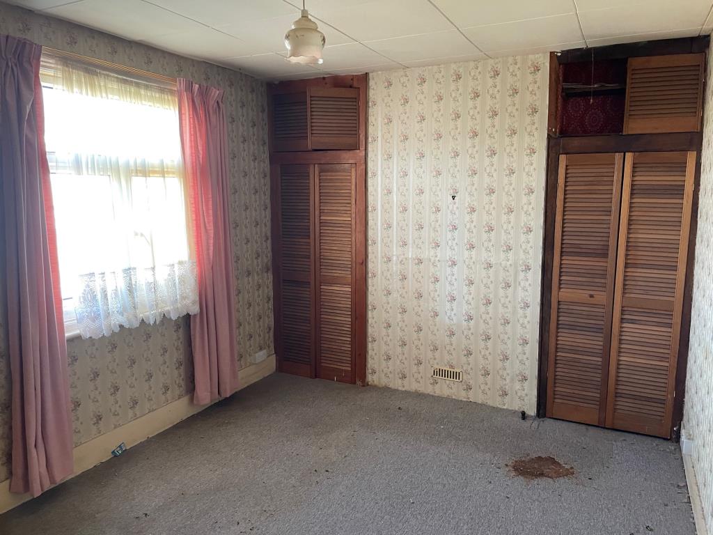 Lot: 82 - THREE-BEDROOM TERRACE HOUSE FOR IMPROVEMENT -
